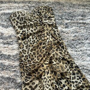 Cache Leopard midi strapless!